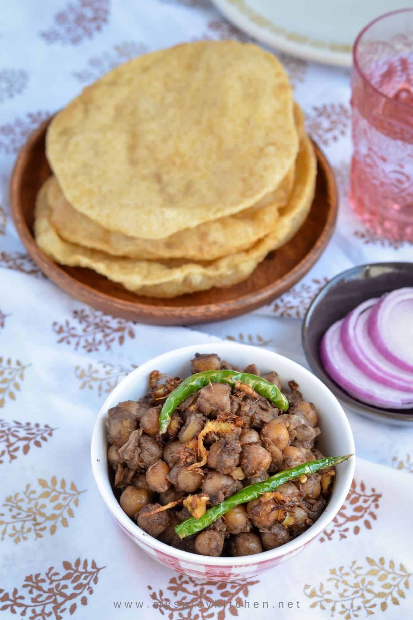 A bowl of chickpeas curry.