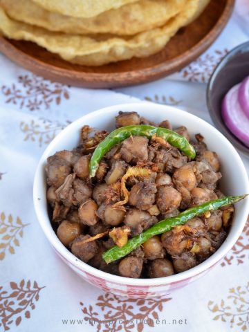 A bowl of chickpeas curry
